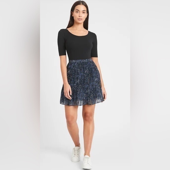Banana Republic Dresses & Skirts - Banana Republic blue & black pleated mini skirt size 4